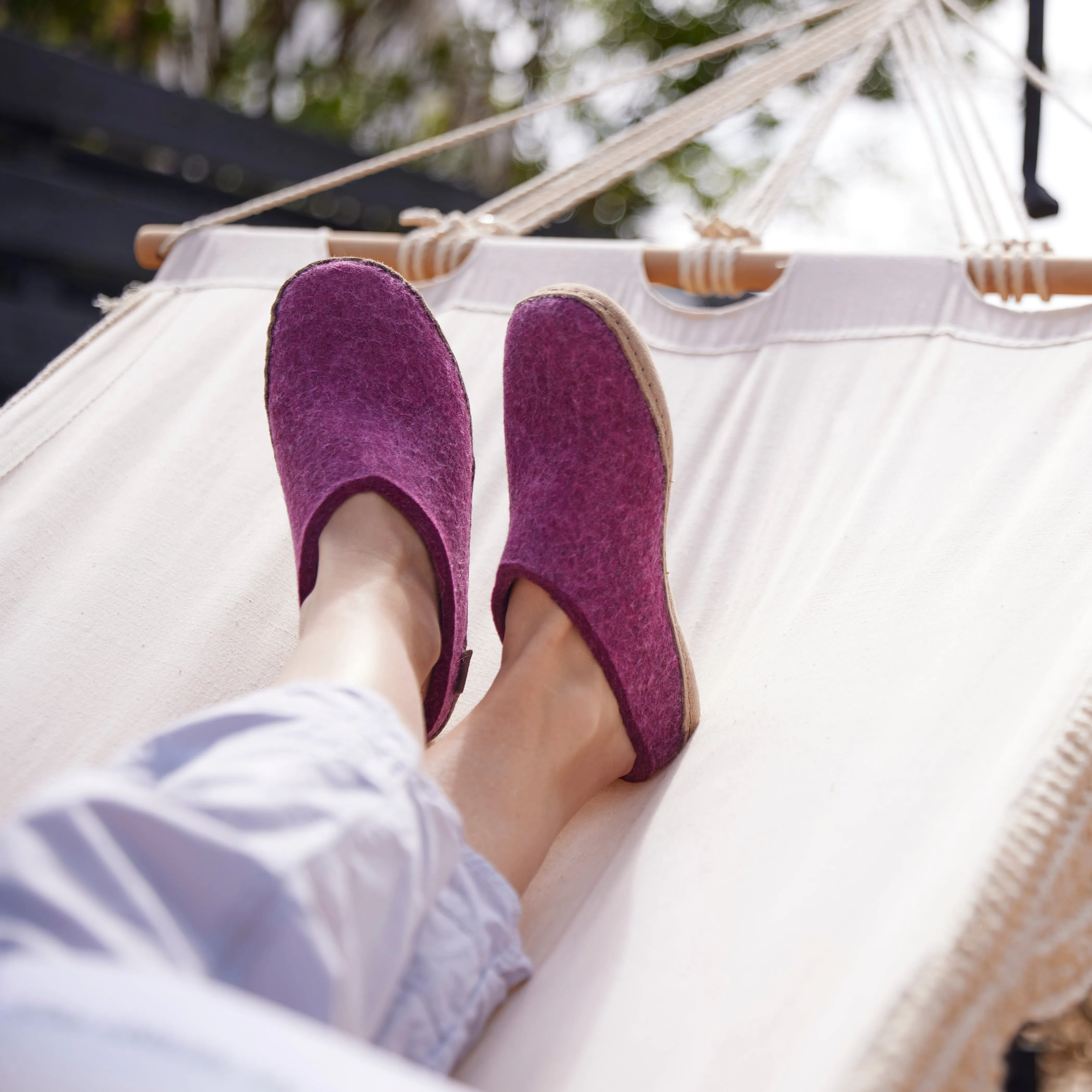 Shoe with leather sole - Cranberry